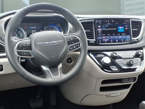Used 2023 Chrysler Pacifica Touring-L FWD image 2
