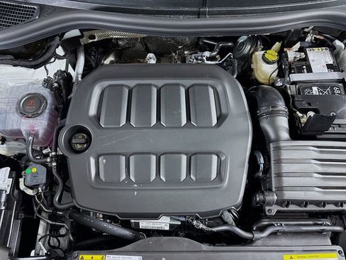 New 2025 Volkswagen Tiguan SE image 32