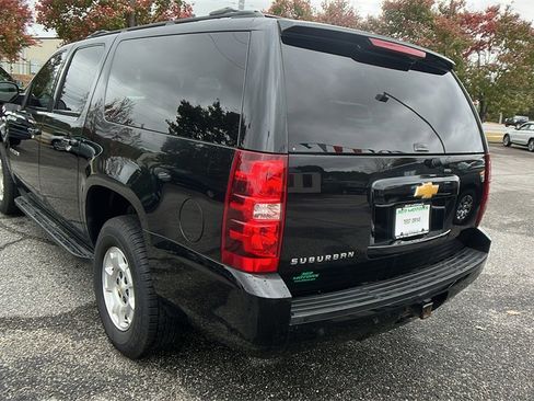 Used 2014 Chevrolet Suburban LS image 7