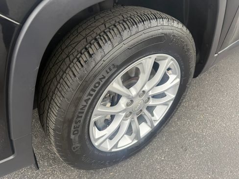 Used 2019 Jeep Cherokee Latitude w/ Popular Appearance Group AWD/4WD image 28