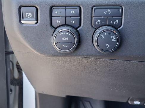 Used 2022 Chevrolet Silverado 1500 LT w/ Z71 Off-Road Package AWD/4WD image 16