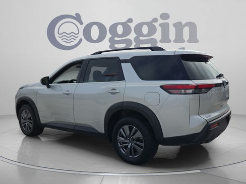 Used 2025 Nissan Pathfinder SV FWD image 3