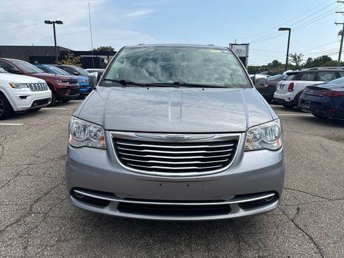 Used 2015 Chrysler Town & Country Touring-L w/ Driver Convenience Group FWD image 2