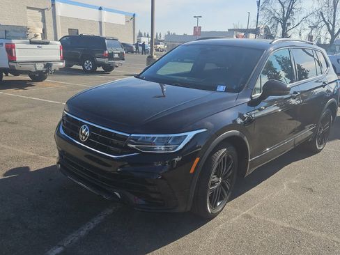 Used 2022 Volkswagen Tiguan SE R-Line image 1