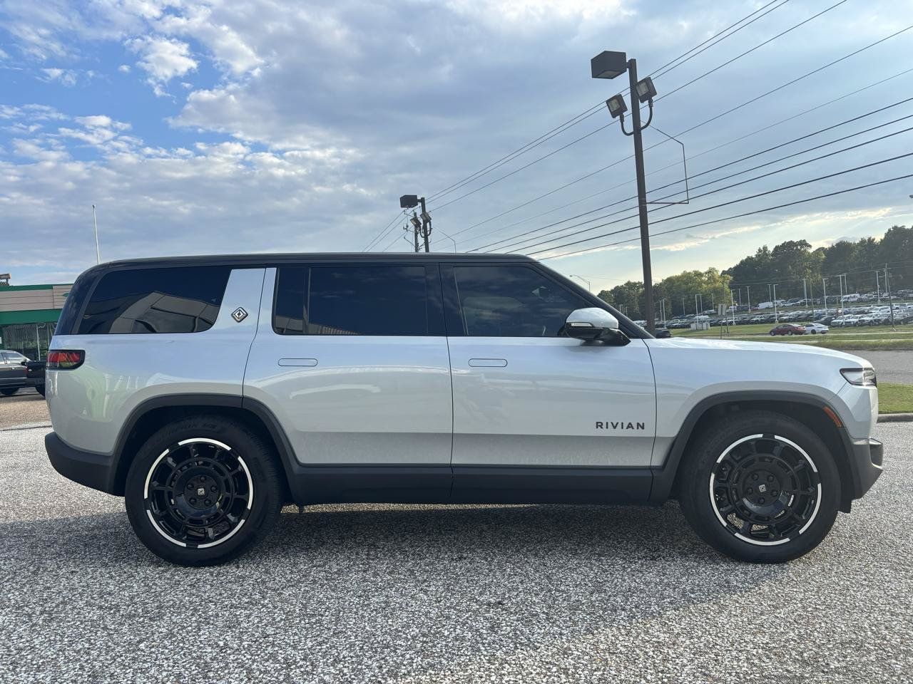 Used 2025 Rivian R1S Adventure Dual AWD/4WD image 6