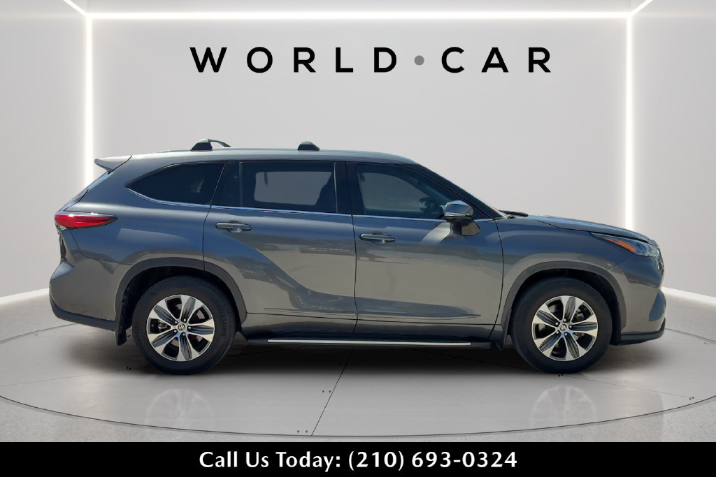 Used 2022 Toyota Highlander XLE FWD image 2