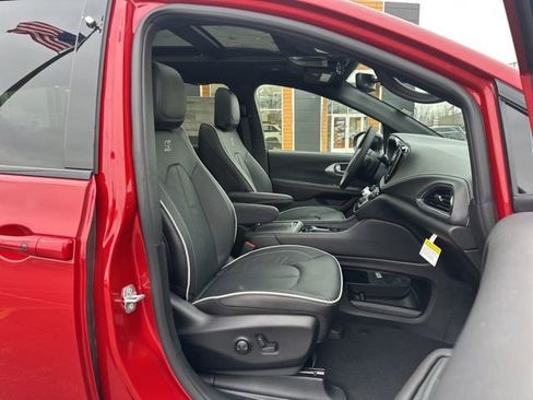 New 2026 Chrysler Pacifica Limited image 30