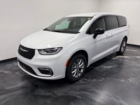 New 2026 Chrysler Pacifica Select image 18