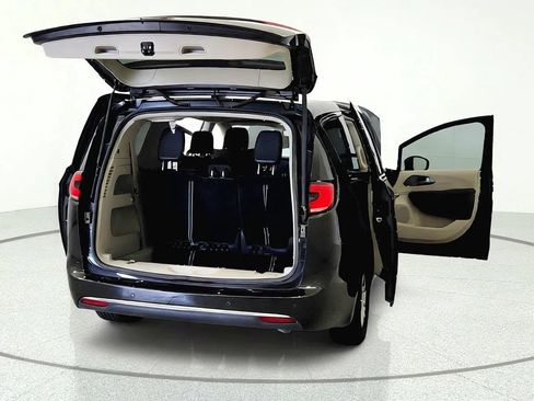 Used 2023 Chrysler Pacifica Touring-L FWD image 11