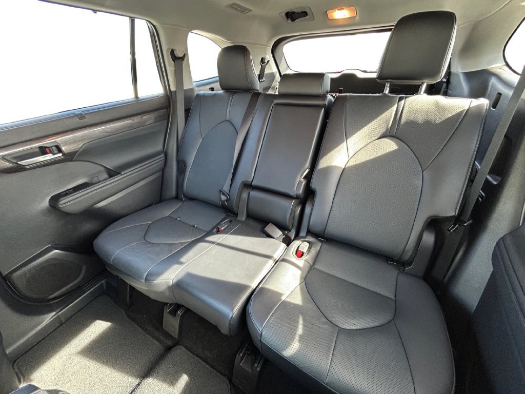 Used 2025 Toyota Highlander Limited AWD/4WD image 18