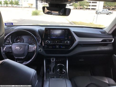 Used 2020 Toyota Highlander XLE FWD image 12