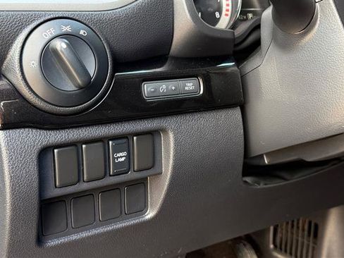 Used 2017 Nissan Titan SV image 11