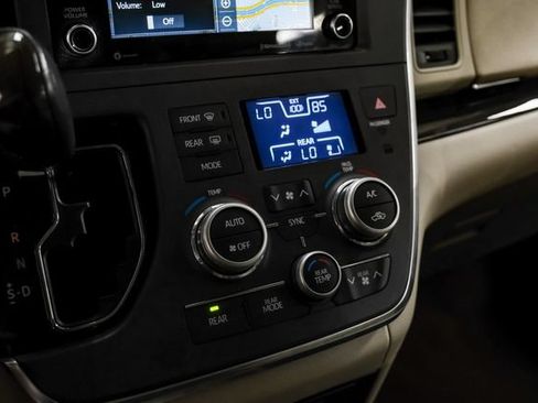 Used 2019 Toyota Sienna XLE Premium FWD image 25