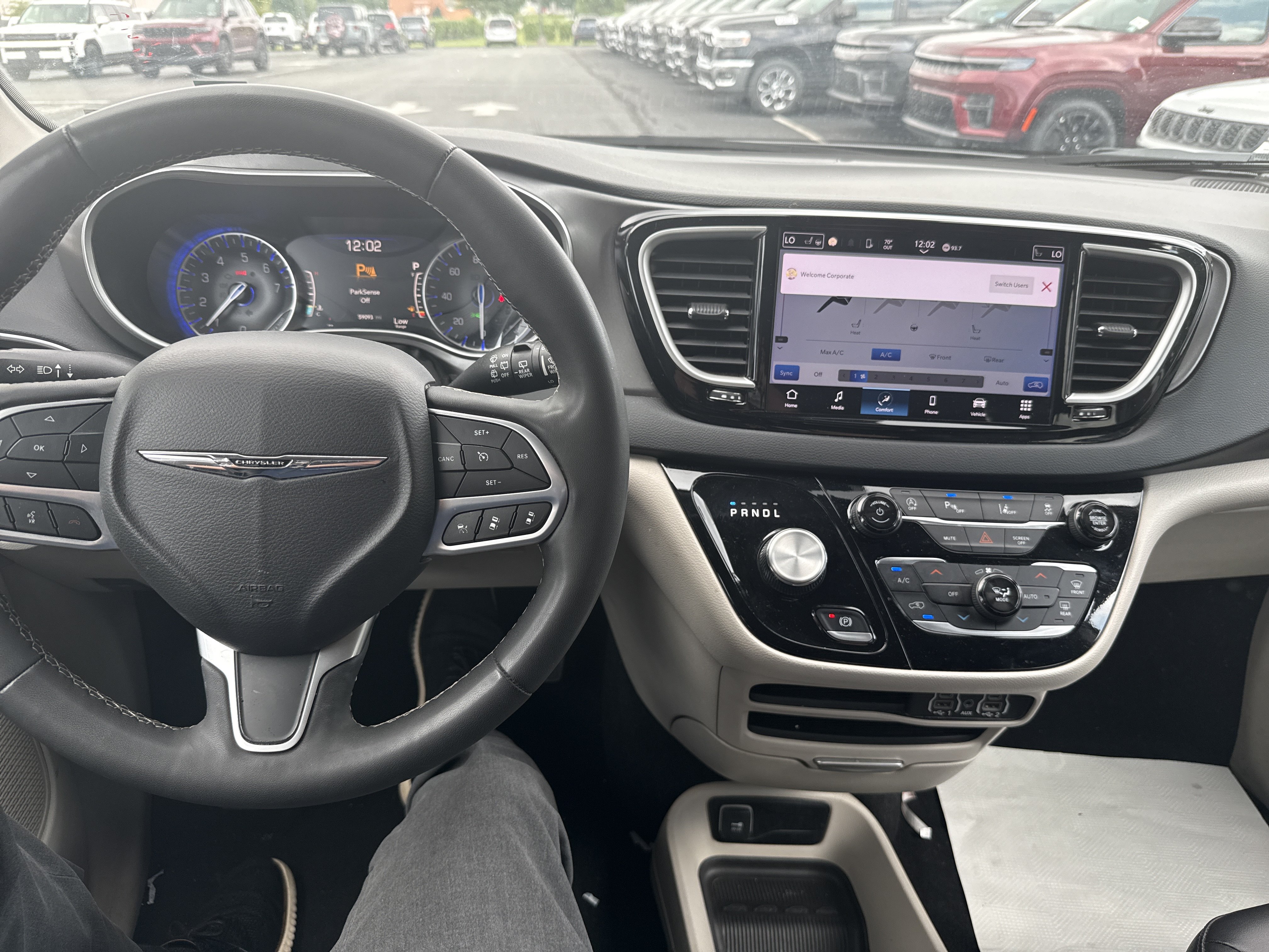 Used 2024 Chrysler Pacifica Touring-L FWD image 5