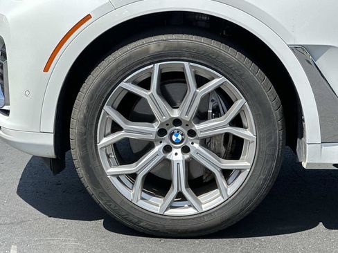 Used 2022 BMW X7 xDrive40i w/ Premium Package AWD/4WD image 9
