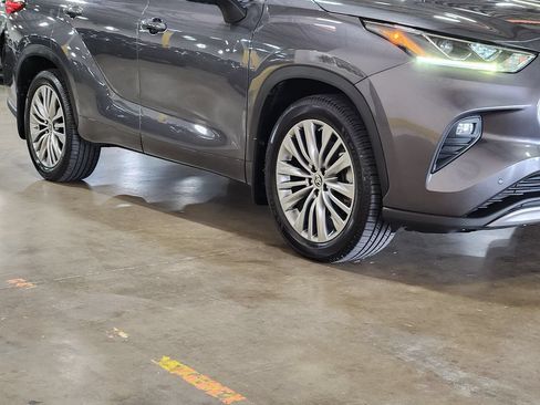 Used 2022 Toyota Highlander Platinum AWD/4WD image 16