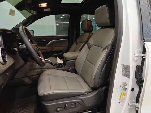 Used 2024 Chevrolet Colorado ZR2 w/ Technology Package AWD/4WD image 9