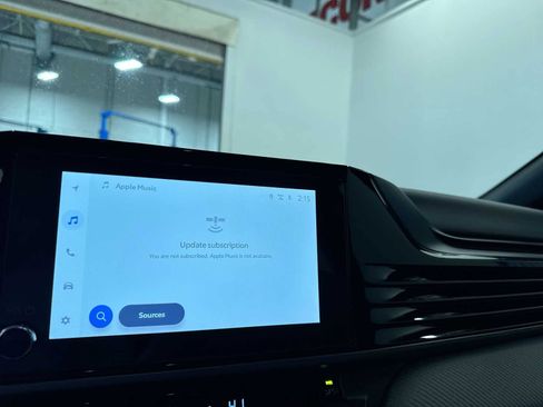 Used 2025 Toyota Camry SE w/ Convenience Package image 23