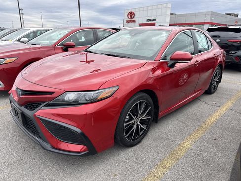 Used 2023 Toyota Camry SE image 4