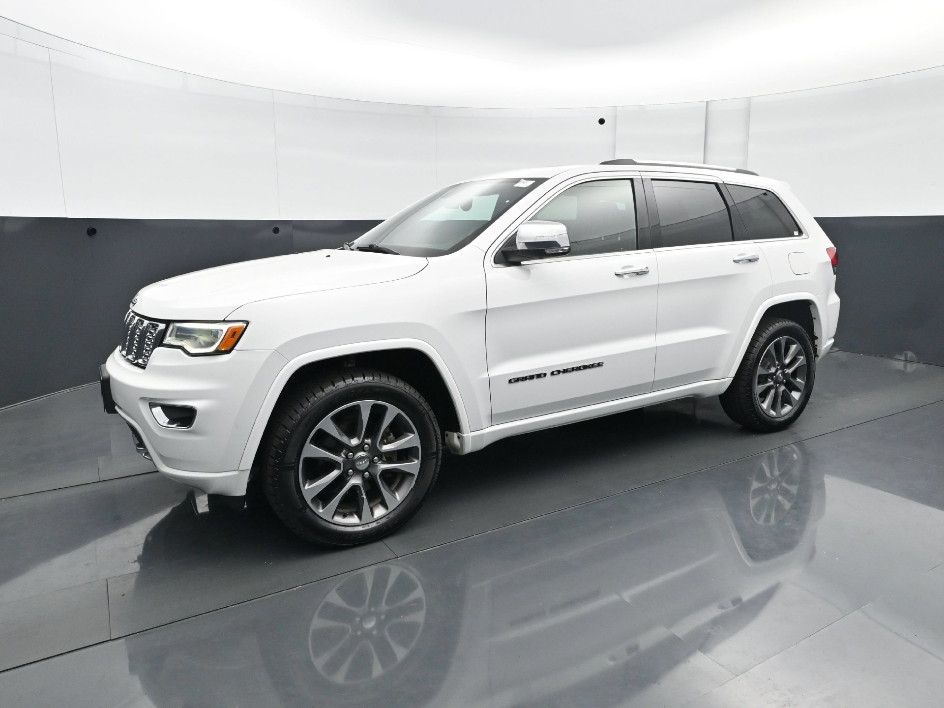 Used 2017 Jeep Grand Cherokee Overland AWD/4WD image 2