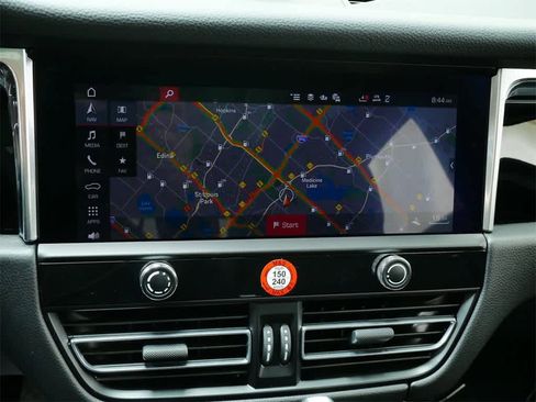 Used 2025 Porsche Macan image 23