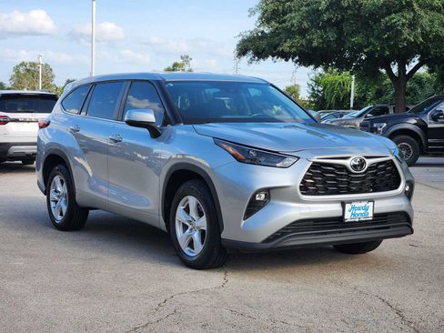 Used 2023 Toyota Highlander LE FWD image 3