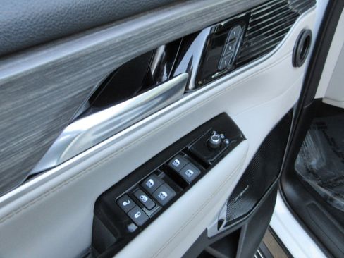 Used 2023 Jeep Wagoneer L Series III w/ Premium Group I image 34