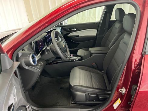 Used 2024 Chevrolet Trax LT FWD image 3