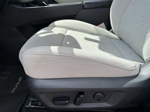 Used 2023 Nissan Rogue SV image 18