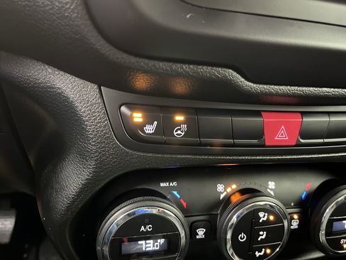 Used 2017 Jeep Renegade Latitude w/ Popular Equipment Group image 20