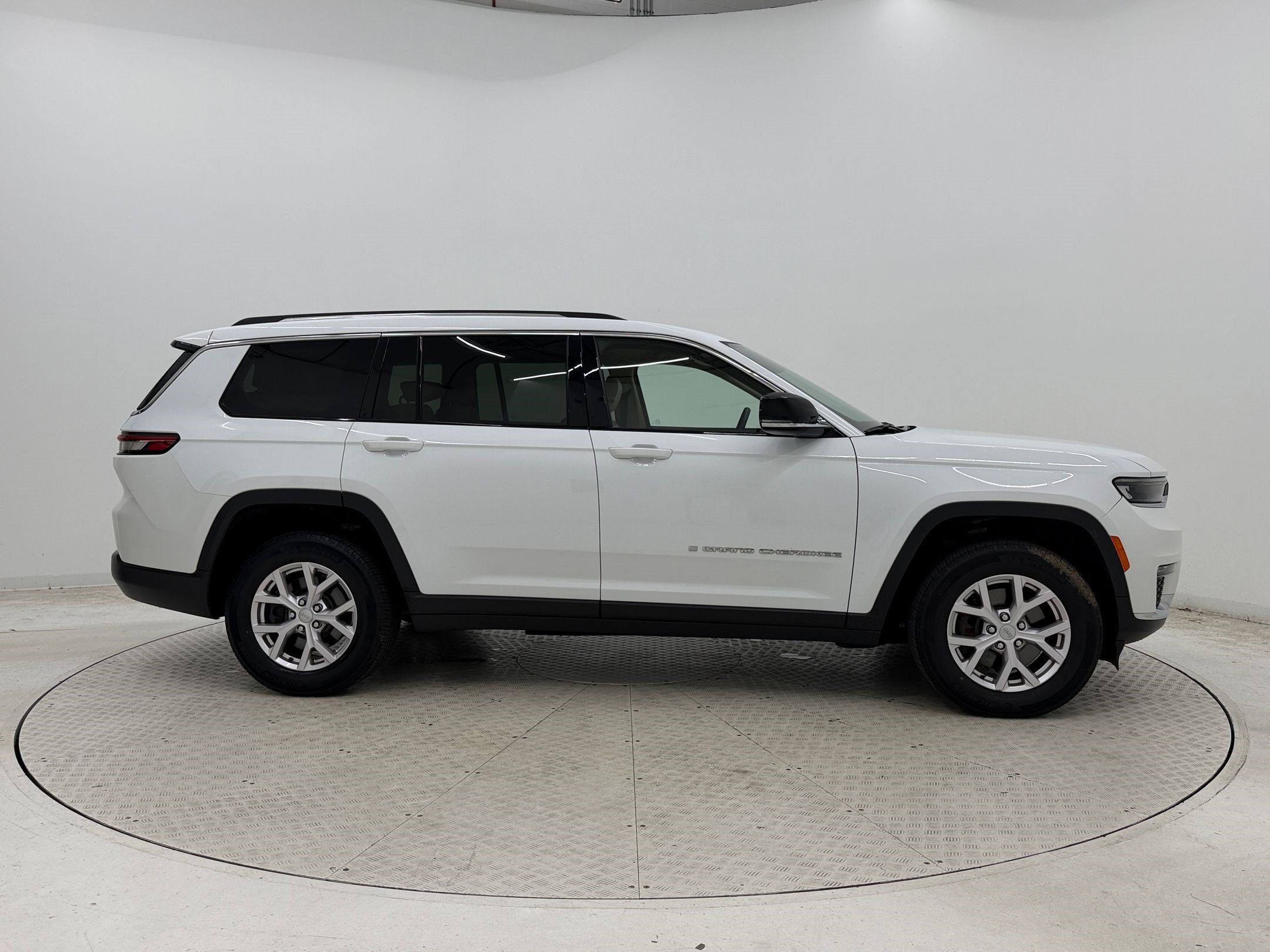 Used 2022 Jeep Grand Cherokee L Limited AWD/4WD image 8