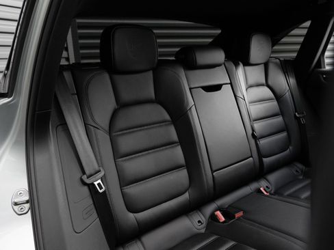 Certified 2026 Porsche Macan AWD/4WD image 32