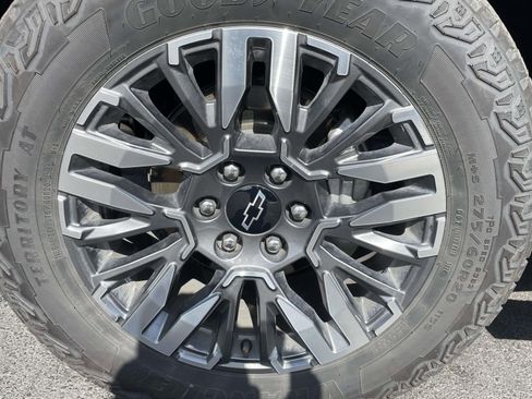 Used 2025 Chevrolet Tahoe Z71 image 9