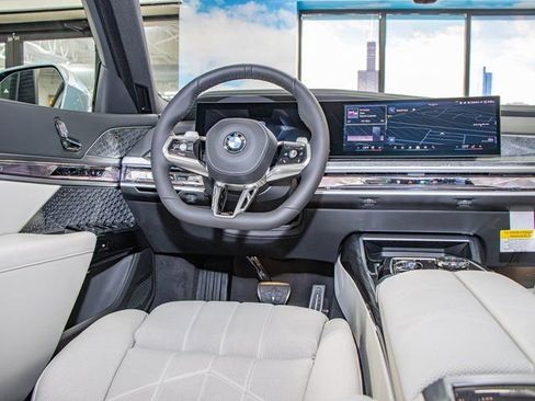 Used 2025 BMW 760i xDrive w/ Executive Package image 17