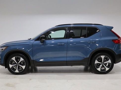 Used 2025 Volvo XC40 B5 Plus image 4