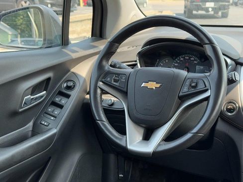 Used 2022 Chevrolet Trax LT w/ Driver Confidence Package AWD/4WD image 12