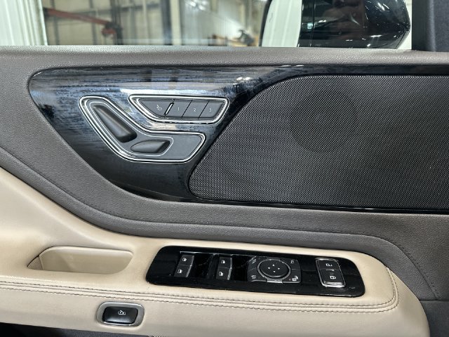 Used 2022 Lincoln Aviator AWD w/ Premium Package image 19