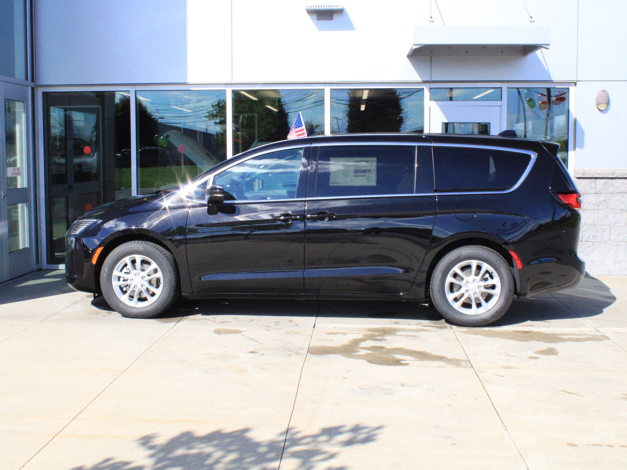 New 2027 Chrysler Pacifica Select FWD image 5