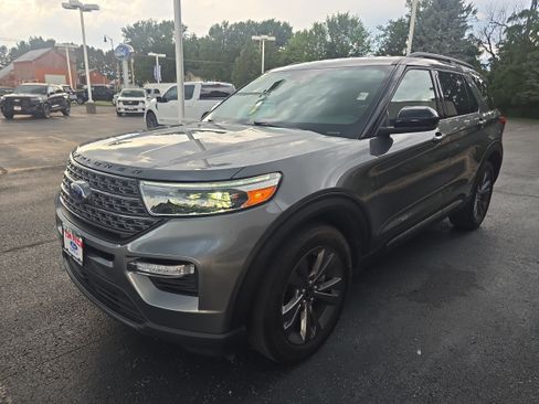 Used 2024 Ford Explorer XLT w/ Equipment Group 202A AWD/4WD image 4