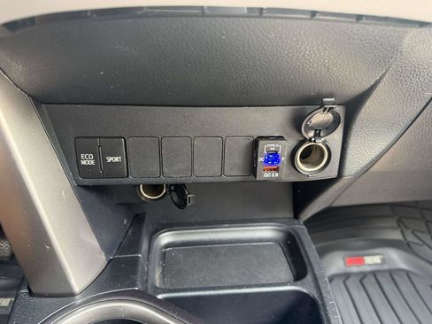 Used 2018 Toyota RAV4 XLE FWD image 29