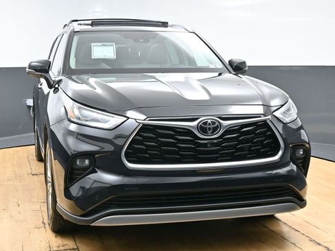 Used 2022 Toyota Highlander Platinum image 4