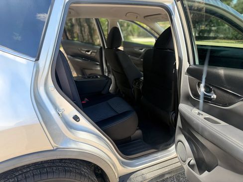 Used 2018 Nissan Rogue SV AWD/4WD image 4