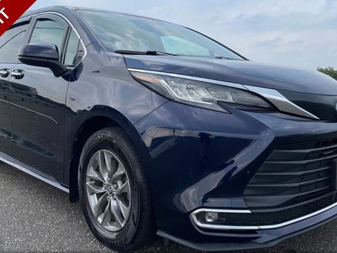Used 2023 Toyota Sienna XLE w/ XLE Plus Package FWD image 1