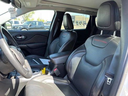Used 2019 Jeep Cherokee Trailhawk AWD/4WD image 7