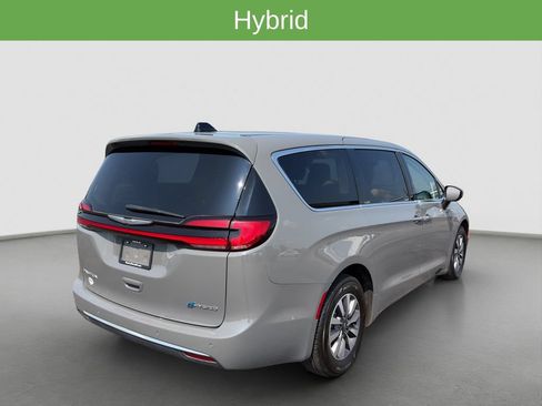 Used 2023 Chrysler Pacifica Touring-L FWD image 6