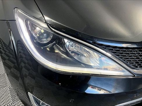 Used 2017 Chrysler Pacifica Limited w/ UConnect Theater Package FWD image 29