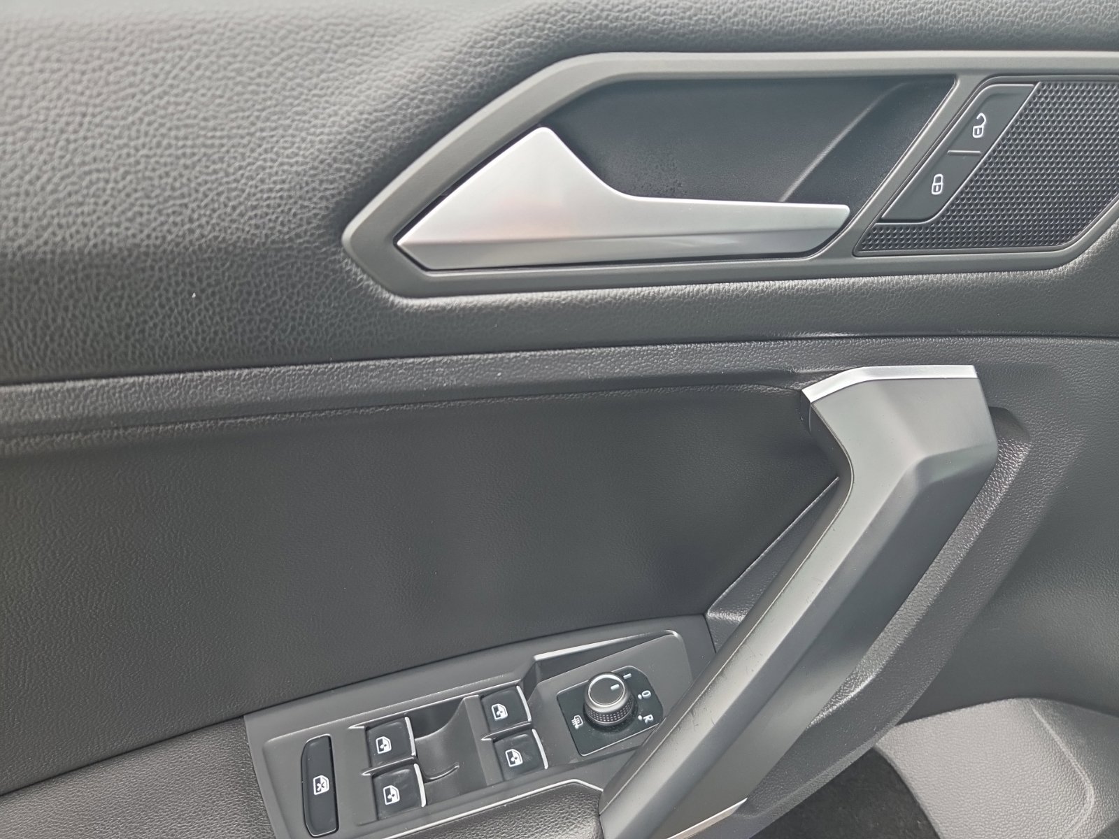 Used 2020 Volkswagen Tiguan SE w/ Panoramic Sunroof Package AWD/4WD image 20