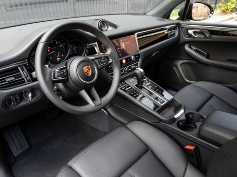 Certified 2026 Porsche Macan AWD/4WD image 4