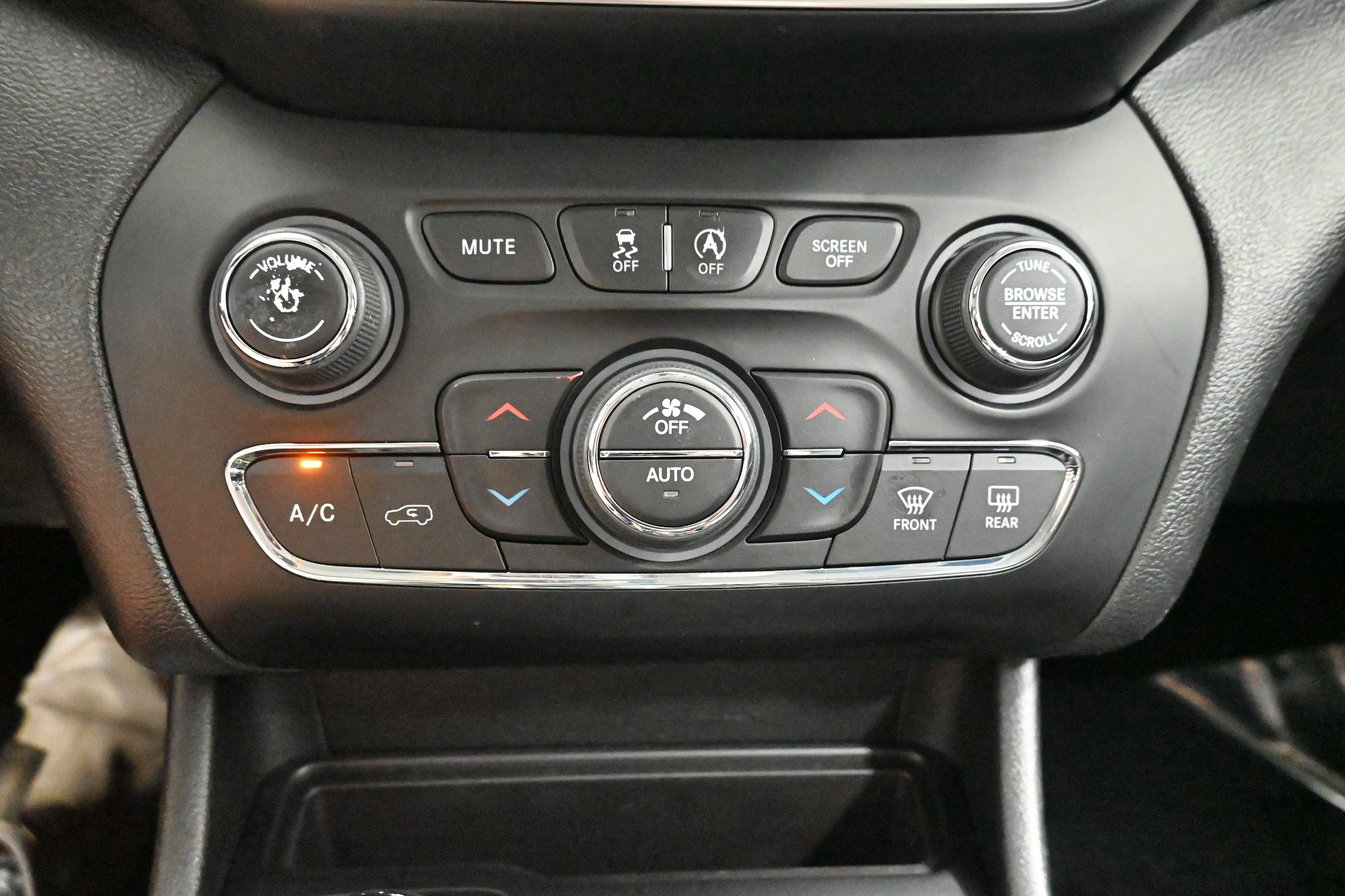 Used 2019 Jeep Cherokee Limited AWD/4WD image 18