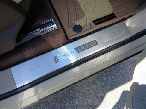 Used 2020 Bentley Bentayga AWD/4WD image 12